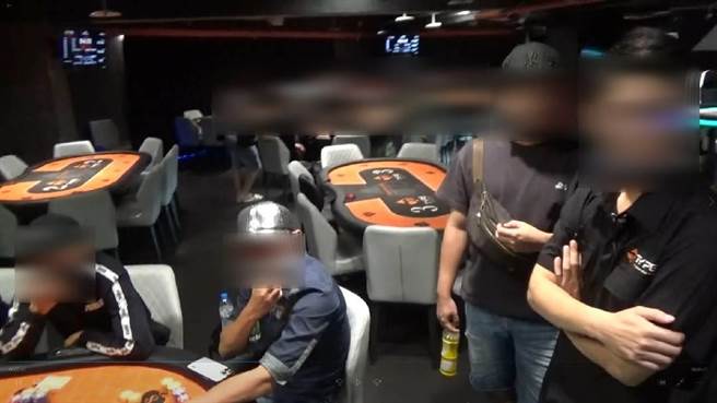 中市警查獲隱身鬧區大樓賭場，帶回賭場員工10人及賭客31人調查，依法送辦。（民眾提供／陳淑芬台中傳真）