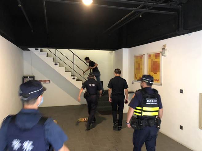 台中太平警分局8日由分局长叶志诚亲自带队前往辖内4家旅（社）宿业全面实施临检及清查。（台中市太平警分局提供／冯惠宜台中传真）