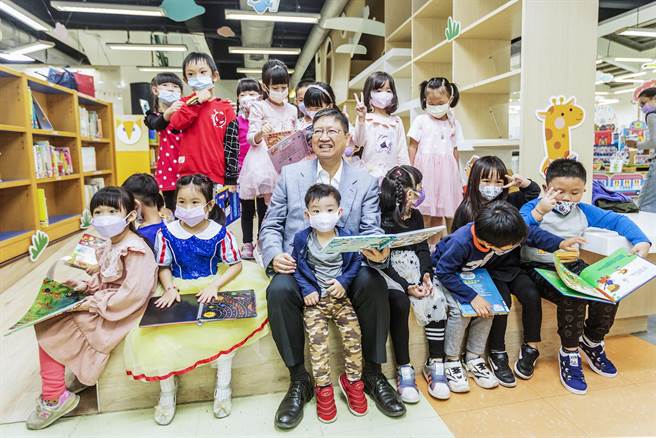 争取新竹县长连任的杨文科重文教，除已实施的教育政策外，公布未来9大教育政见。（罗浚滨摄）