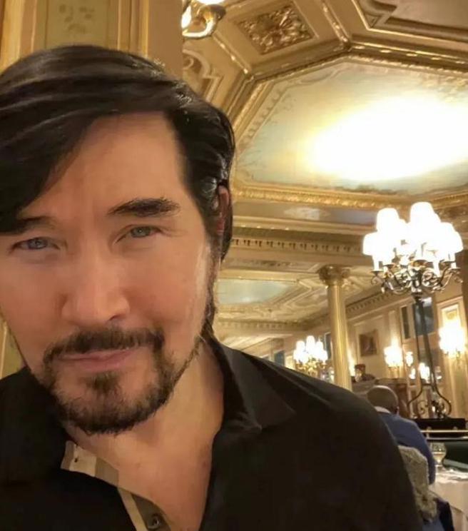 費翔近期生活照曝光，只見他留著一臉落腮鬍，男子氣概依舊。(微博)