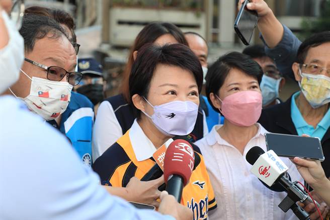 台中市长卢秀燕9日出席南区长春、城隍里联合活动中心落成启用典礼时表示， 依照规定，选前两周开始请假到选举投票完毕。（张妍溱摄）