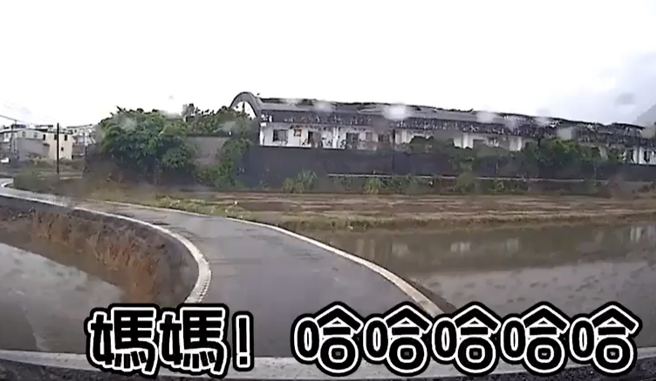 男子與副駕女子道路越來越窄，竟開始大笑，女子還尖叫喊媽媽，說「不要玩啦，你要掉下去」、「慢一點啦」，2人邊罵髒話，邊冒險往前開，還伴隨著笑聲。（翻攝自臉書「黑色豪門企業」）