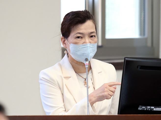 10月CPI重要民生指数仍破7，经济部长王美花(右)今表示，粮食价格确实没有降很多，会持续监视国际与国内价格变化。（姚志平摄）