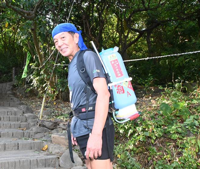柴山志工奉茶队队员洪木生背水上柴山奉茶，30年如一日。（林瑞益摄）