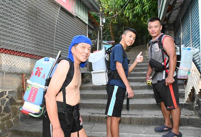柴山志工奉茶队队员洪木生（左起）、吴宇轩、吴伟杰背水上柴山奉茶。（林瑞益摄）