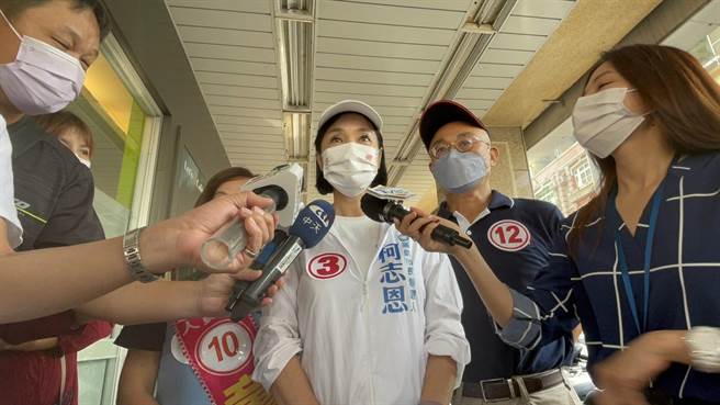 国民党高雄市长候选人柯志恩（中）今再呛回呛「我干嘛看他行程」。（柯宗纬翻摄）