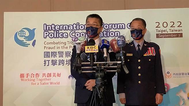 內政部長徐國勇（左）上午在輿情會議裡，談到警紀問題。（本報資料照片）