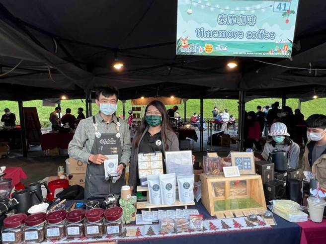 新北市農業局本周末12、13日上午10點至下午6點將在碧潭風景區東岸廣場舉行「2022新北市希望市集X小–青–新–咖啡節」，邀請職人團隊、台灣灣咖啡發展協會，販售在地優質農產、精選手作工藝品及精選手沖咖啡。（農業局提供）