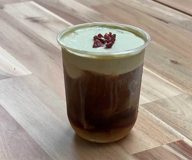 「2022新北市希望市集X小–青–新–咖啡節」現場有多位咖啡師特別與農友合作，推出咖啡節限定特調飲品及點心。（農業局提供）