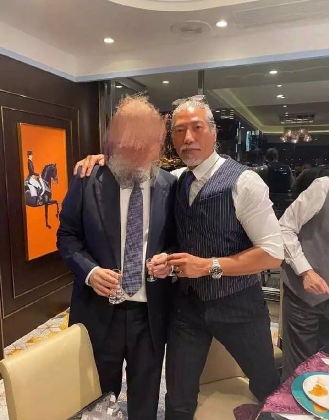 张耀扬把银白色的长髮绑起，身材看起来相当壮硕。(图/微博)