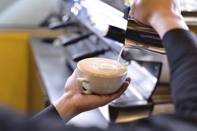 （cama以金杯理论萃取浓缩，搭配鲜乳或是燕麦奶，创造拿铁的浓郁厚实风味。（图／cama cafe'提供）