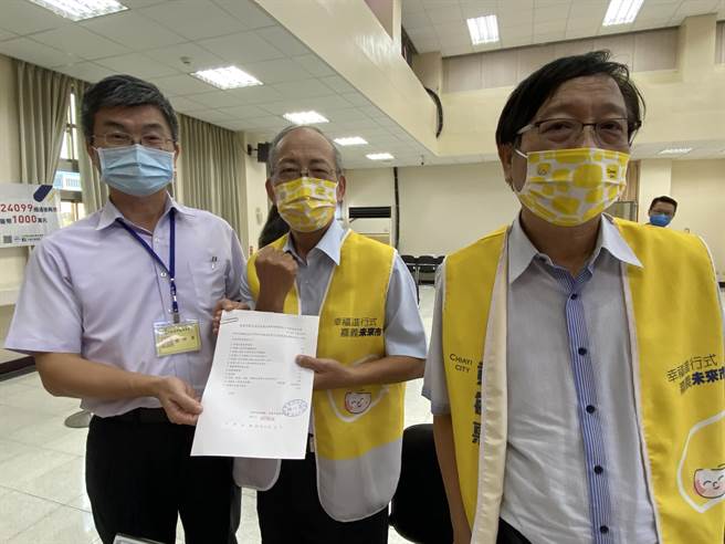 黄敏惠竞选总部办公室主任张宽煜偕总干事蔡明显今天代表黄敏惠市长完成登记。（廖素慧摄）