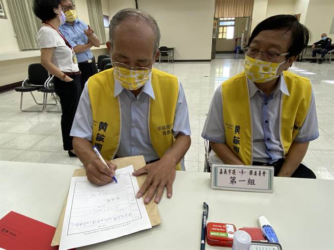 黄敏惠竞选总部办公室主任张宽煜偕总干事蔡明显今天代表黄敏惠市长办理登记。（廖素慧摄）