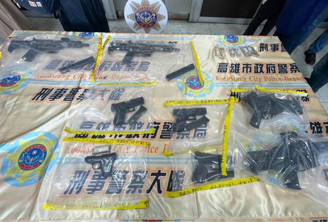  警方在曾参与车聚的车辆内，起获2把长枪、86颗子弹；另1名林姓犯嫌带着2把长枪、4把手枪、1颗子颗，向专案小组投案。。（洪靖宜摄）