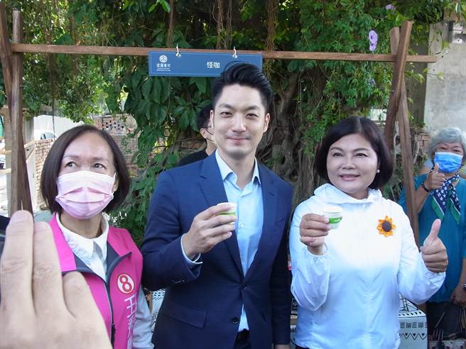 国民党台北市长候选人蒋万安（中）被问是否辞立委，表示接下来大家就会知道。（张朝欣摄）