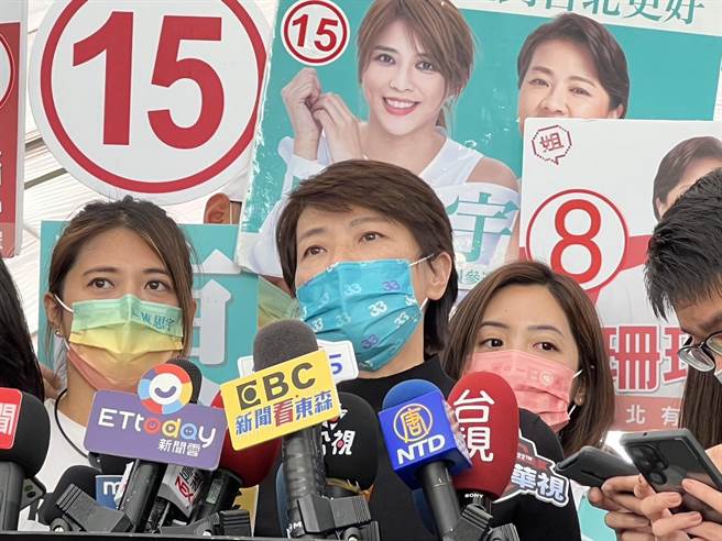 無黨籍台北市長候選人黃珊珊上午參與北投中繼市場開幕典禮前接受媒體聯訪。（黃婉婷攝）