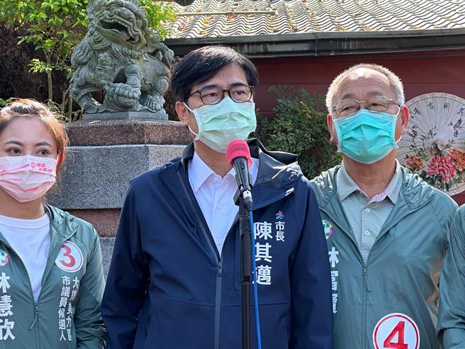 高雄大寮8日凌晨发生枪击案，不到14小时破案，高雄市长陈其迈感谢警方高效率破案，表示高雄市枪击案到今年为止有3件，是6都最低，警方打击犯罪非常辛苦，希望大家给予基层警察同仁多一点鼓励及支持。(记者林雅惠摄)