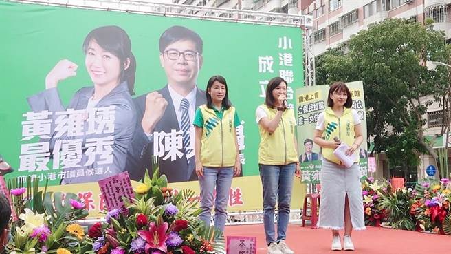 民进党高市议员候选人李雅慧、李雨庭、黄雍琇批评，柯志恩的政见根本是「变相无薪假」，不知是鼓励生育还是惩罚生育。（涌言会提供／洪浩轩高雄传真）