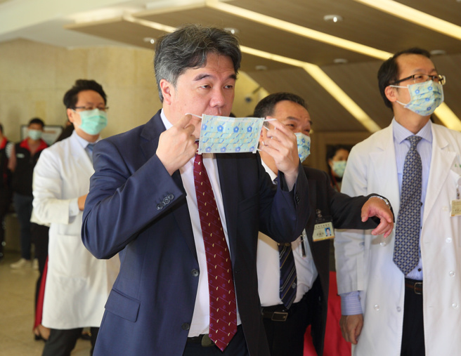 中央流行疫情指挥中心指挥官王必胜（左二）9日出席「国军退除役官兵辅导委员会北区医疗及安养机构优良医师表扬大会暨台北荣总111年医师节庆祝大会」。（张铠乙摄）