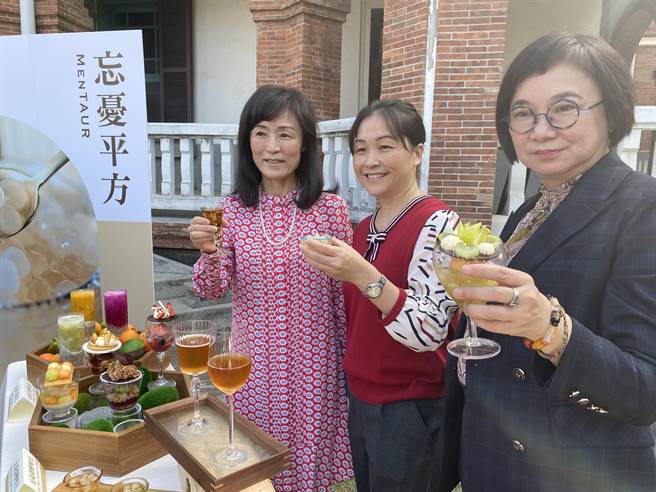 成功大学与台南晶英酒店共同开发「忘忧珍珠」产品，今天发表问世，从左至右为成大校长苏慧贞、成大化工系教授吴意珣及台南晶英酒店总经理李靖文。（曹婷婷摄）