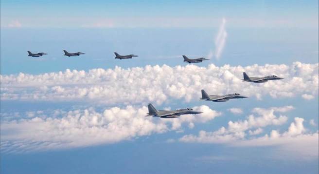 日本和美國戰機在日本海上空聯合巡航。（日本自衛隊官網）