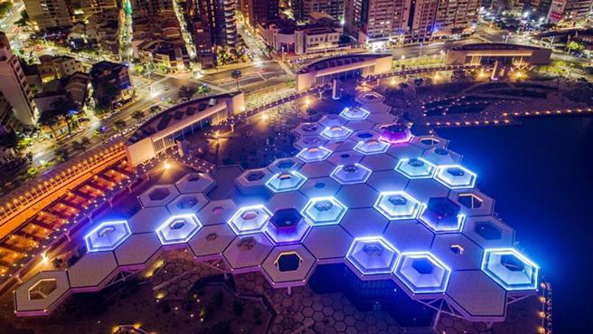 ▲高雄流行音乐中心－珊瑚礁群夜景。　图：高雄市政府观光局／提供