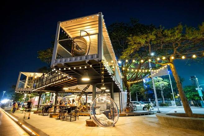 ▲白色货柜屋夜景。　图：高雄市政府观光局／提供