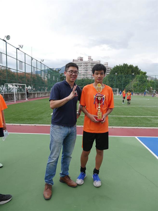 洪上禾（右）是足球队明星球员，参加剑桥大学举办的国际中等教育考试成绩获优等。（均头提供／杨静茹南投传真）