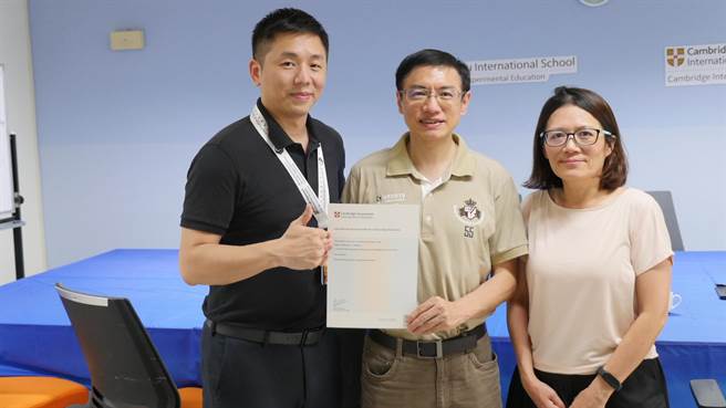 剑桥大学颁发荣誉证书，洪上禾的父母代他领取。（均头提供／杨静茹南投传真）