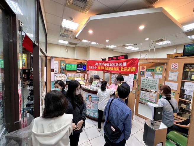 类流感逐渐升温，连续数周基层诊所人满为患。（曾崇芳提供／冯惠宜台中传真）