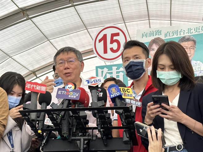 台北市长柯文哲上午参与北投中继市场开幕典礼后接受媒体联访。（黄婉婷摄）