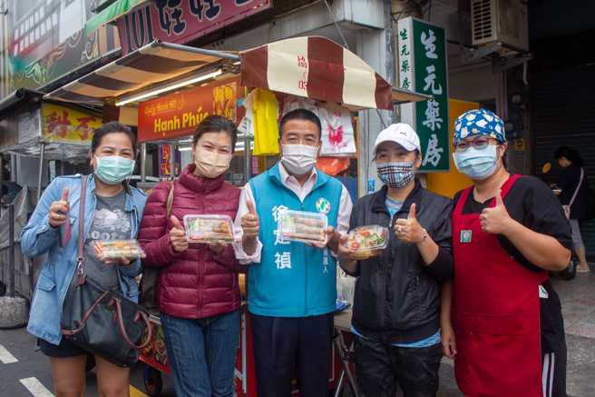 民进党苗栗县长候选人徐定祯（中）盼为县内的新住民打造友善环境。（图 / 取自徐定祯脸书）