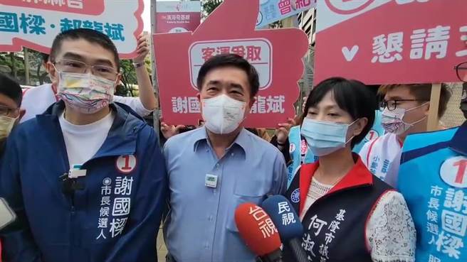 國民黨副主席郝龍斌（圖中）9日上午為國民黨基隆市長候選人謝國樑（圖左）輔選，痛批民進黨8日推出的首都月票方案是「政策買票」。（張志康攝）