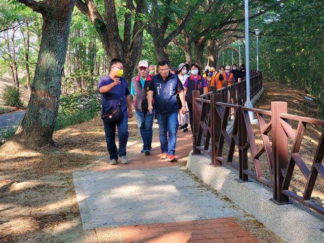 紫藤湖的环湖步道1.3公里长，照片中的白色步道不是特意设计，是这次的切割起来重铺的路段，斗六市长林圣爵今日和社区居民一同验收。（周丽兰摄）