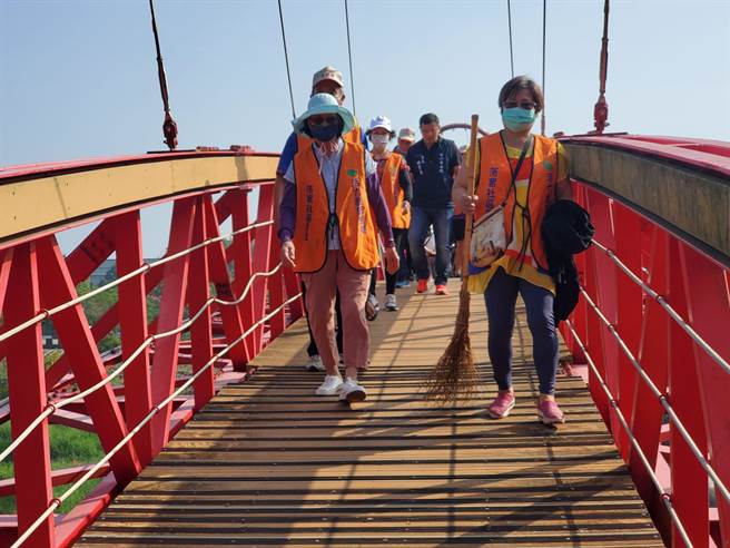 紫藤湖的吊桥，夜间有灯光照明，十分浪漫。（周丽兰摄）