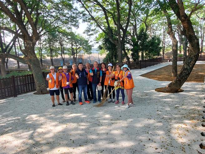斗六市长林圣爵感谢斗六市施瓜寮环保志工维护紫藤湖。（周丽兰摄）