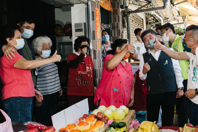 民進黨台北市長候選人陳時中（右）9日前往富民市場掃街拜票，針對媒體詢問，有關國民黨北市議員徐巧芯發出陳與北市聯醫松德院區副院長李雅玲互動親密的畫面，是否對徐提告，陳不提告並強調，「不會讓她這樣蹭聲量」，抹黑、造謠的行為不可取，政治人物有責任導引選風。（郭吉銓攝）