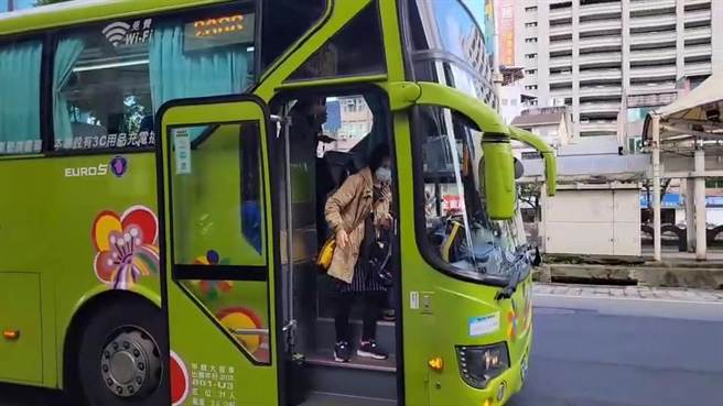 国民党基隆市长候选人谢国梁说国道客运2088是郝龙斌争取，遭蔡适应、林右昌联手痛批。（张志康摄）