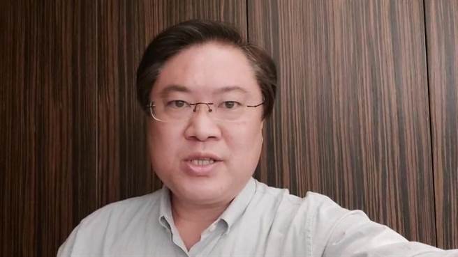 因确诊隔离中的基隆市长林右昌说，国道客运2088是他任市长后的政绩，并痛批谢国梁为了选举已经疯狂。（基隆市政府提供／张志康基隆传真）