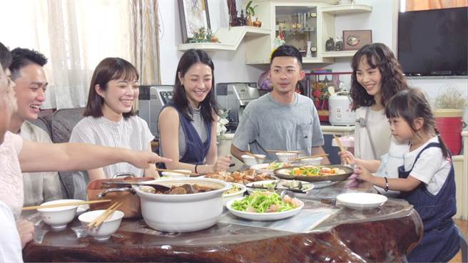 謝欣穎（右四）擔任《誰來晚餐14》嘉賓與拜訪家庭相談甚歡。（圖／公視提供）