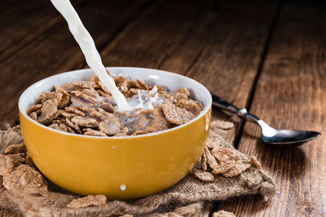 泌尿科医师戴定恩和整形外科医师李秉勋指出，大部分谷片含糖量超标，吃多恐增加糖尿病风险。(示意图/达志影像)