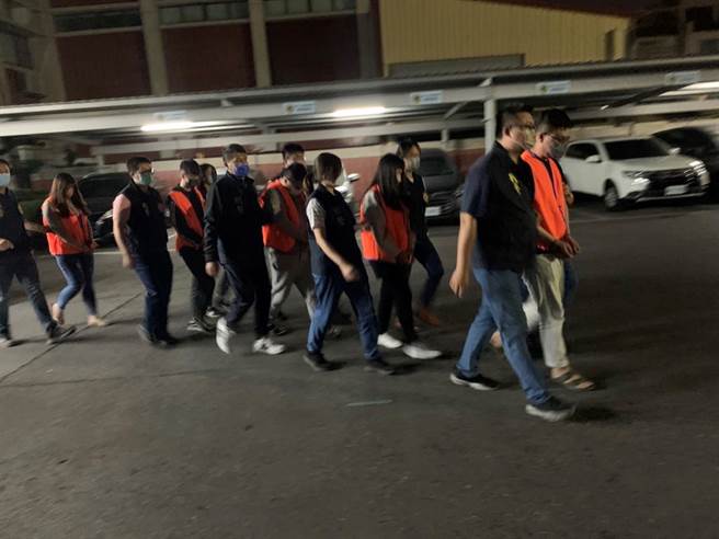 李姓主嫌透过包你发、聚宝线上游戏城，以游戏币变相兑换现金，不法金额超过34亿元，讯后依组织犯罪防制条例、洗钱防制法、刑法赌博罪将李嫌等7人，移送台中地方检察署侦办。（吴建辉翻摄）