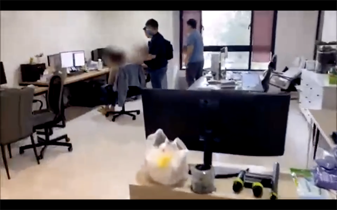 杨志杰说，狡猾的歹徒将据点藏在楼中楼中，当时警方从一楼进入后，楼中楼上的犯嫌正忙着兑换现金，丝毫没有察觉警方到场。（吴建辉翻摄）