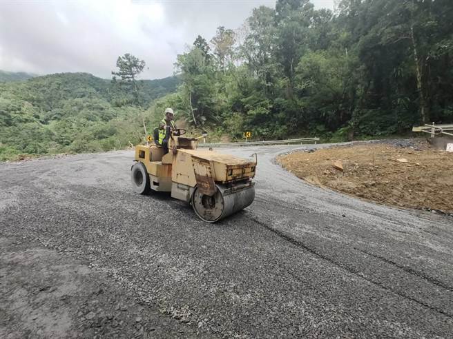 台7線65K至85.5K明池路段，今可完成碎石級配路面施工滾壓。（公路總局四工處提供／吳佩蓉宜蘭傳真）
