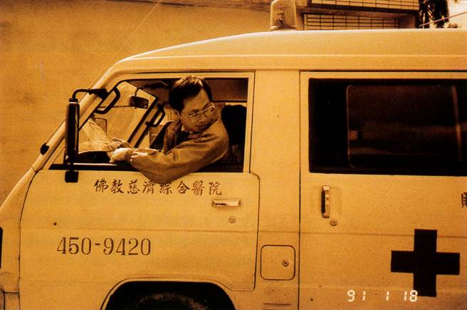 花莲慈济医院缓和医学中心主任王英伟从医长达33年，过去曾为提供偏远地区更多医疗服务，身兼医师与司机，带着一名护理师和一位慈济志工，在山区村落开启「定时、定点、定人」义诊和卫教服务。（花莲慈济医院提供／罗亦晽花莲传真）