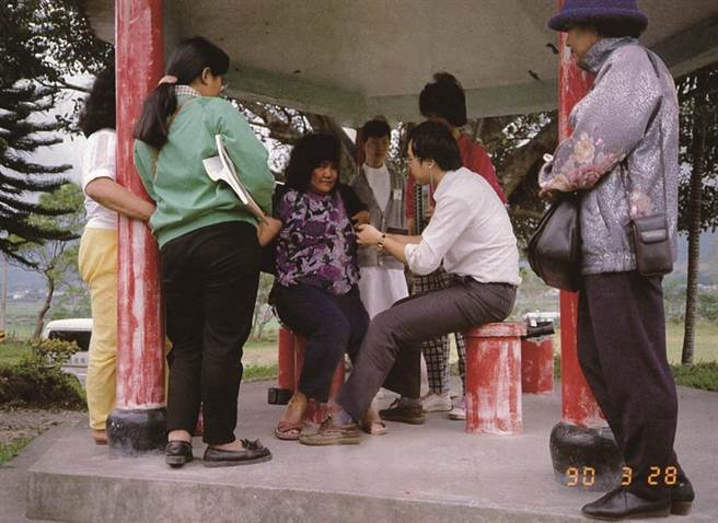 花莲慈济医院缓和医学中心主任王英伟从医长达33年，过去曾为提供偏远地区更多医疗服务，身兼医师与司机，带着一名护理师和一位慈济志工，在山区村落开启「定时、定点、定人」义诊和卫教服务。（花莲慈济医院提供／罗亦晽花莲传真）