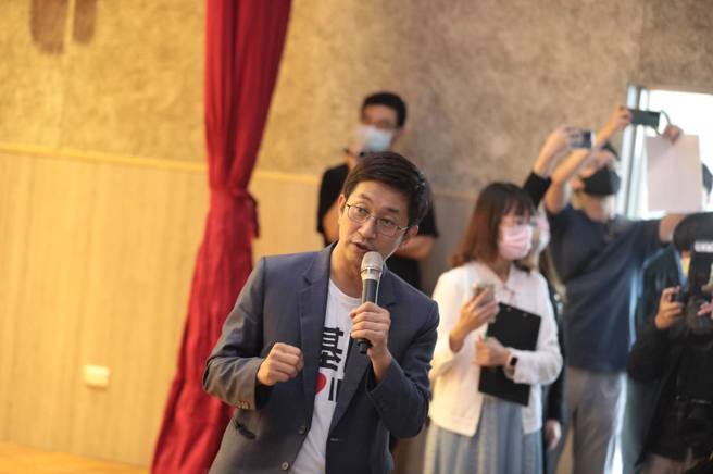 民進黨基隆市長候選人蔡適應（中）在臉書提出了5項政策，希望提升基隆的醫療服務。（圖 / 蔡適應臉書）