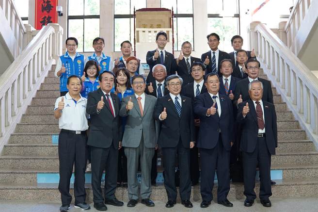日本宫崎县副知事日隈俊郎（前排右三）率团拜访新竹县，延续两县城市友好交流。（新竹县府提供／邱立雅竹县传真）