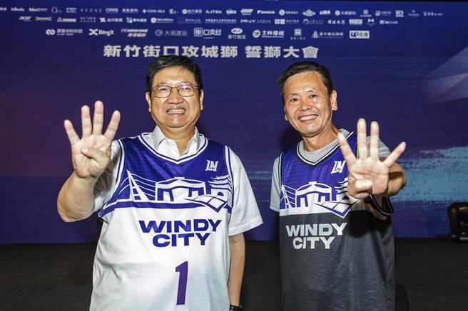 競選縣長連任的楊文科（左）和競選竹北市長的林為洲（右）選舉號次都是「4號」，楊文科希望大家支持「做4連線」，未來一起好好做事。（羅浚濱攝）