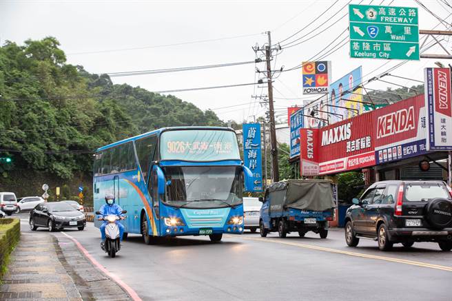 国民党基隆市长候选人谢国梁指国道客运9026已经更改路线，要求市府重视通勤族权益受损。却遭蔡竞总发言人沈咏佩讥为市政草包。（基隆市政府提供／张志康基隆传真）